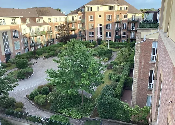 Отель Linden Square *