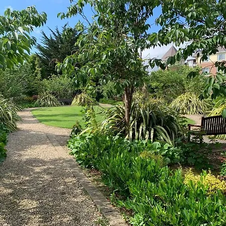 Linden Square Отель